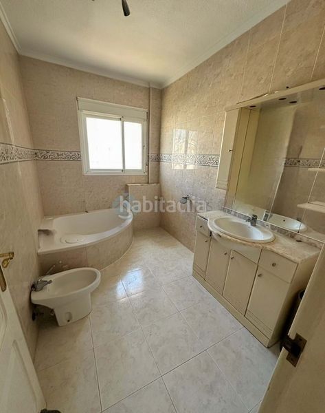 Foto c8e1aa8f-6a8b-4aa3-888e-df8025256775. Casa aparellada a Benijófar