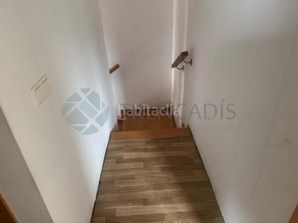 Foto baa03c5e-94a7-4b89-ac0c-5b2195003611. Casa aparellada a Requena
