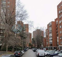 Pis  Cl menasalbas  pl: pt:a  madrid (madrid). Piso ocupado por persona sin justo títuloeste inmueble debido a