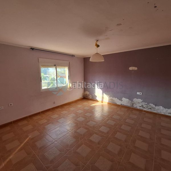 Foto 314e31ea-784d-4c53-803f-b760e4215817. Casa adossada a Urbanizaciones Llíria