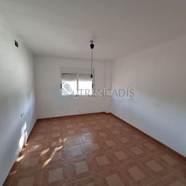 Foto 41042eb3-89cb-46b1-bd54-5f2f91f0e464. Casa adossada a Urbanizaciones Llíria