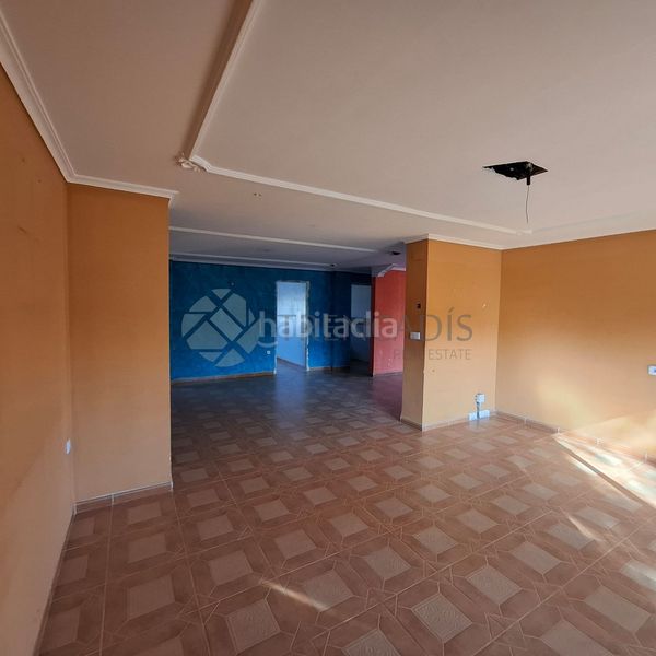 Foto f893b68a-f3ed-49f3-9a38-7881f3bdd9d4. Casa adossada a Urbanizaciones Llíria