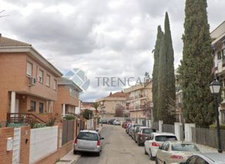 Pis  Cl velázquez  es: pl: pt:  torrejón de la calzada (madrid). Piso ocupado por persona sin justo títuloeste inmueble debido a