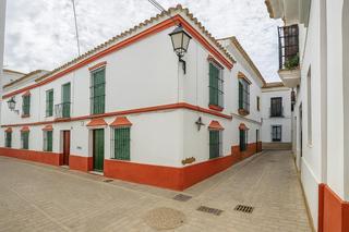 Casa en Calle julio cesar 2. Casa pareada de esquina con apartamento independiente en el cent