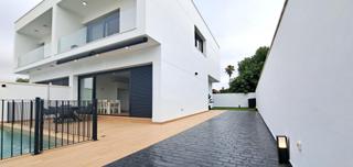 Casa aparellada a Nuevo Bulevar. Chalet pareado en venta en urb. las tres barras. nuevo bulevar.