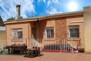 Xalet a La Paz. Chalet con gran potencial en zona urbana de alcalá de guadaíra