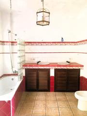 Maison à Palacios y Villafranca (Los). Magnífica casa con garaje , patios y terraza en los palacios, se