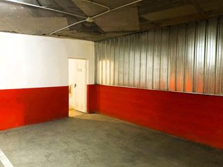 Autoparkplatz in Avenida avenida biología 12. Inversión  garaje  para 2 coches grandes  y trastero en sevilla