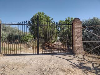 Chalet in Cantillana. Magnifica parcela de casi dos hectareas, con chalet y piscina