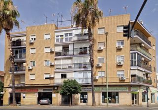 Etagenwohnung  Calle 8 de marzo. Piso en esquina con terraza junto al metro la plata y cocheras