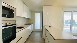 Location Appartement  Avenida manuel clavero arévalo. Piso de tres dormitorios  dos garajes  terraza  piscina  metro