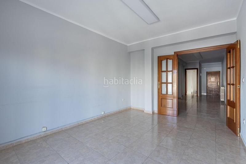 Foto c7fd4b8f-b86a-491e-b8eb-7d87635b6e37. Alquiler piso rebajado gran piso en constitución en Granada