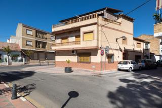 Casa a Calle de santo domingo 1. Magnífica casa en el centro de armilla