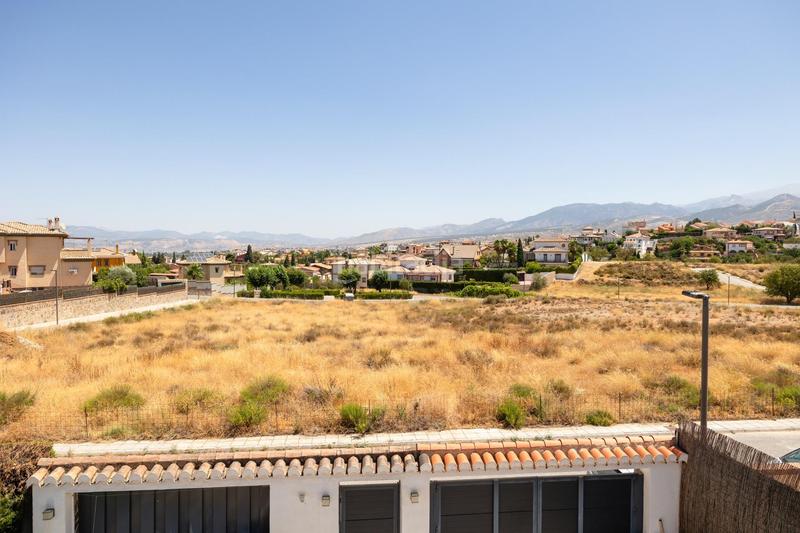 Foto 00aa3d83-6d4c-4f5c-9ce5-fab34a271f5c. Chalet en calle tirso de molina 14 descubre tu villa de lujo ! chalet independiente con piscina privada en Otura