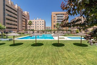 Affitto Appartamento in Campus de la Salud. Piso reformado con piscina, garaje y trastero en el campus de la