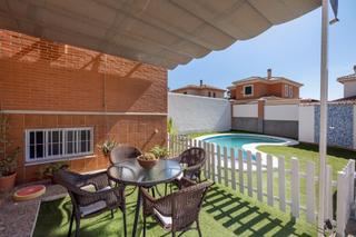 Casa aparellada a Albolote. Casa exclusiva en cortijo del aire