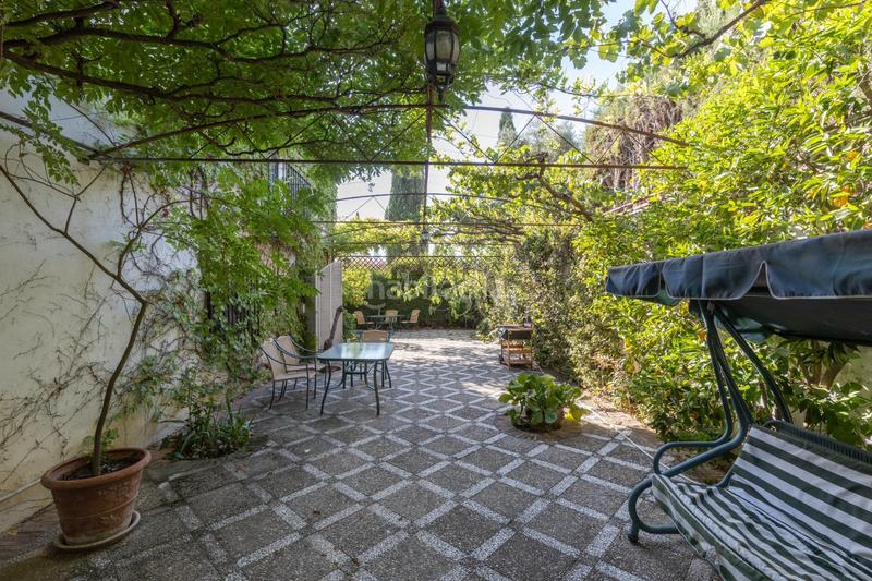Foto 203d2f96-1a6d-4017-94b5-dc72e684805d. Chalet magnifico chalet con amplios jardines y piscina en cortijo del aire! en Albolote