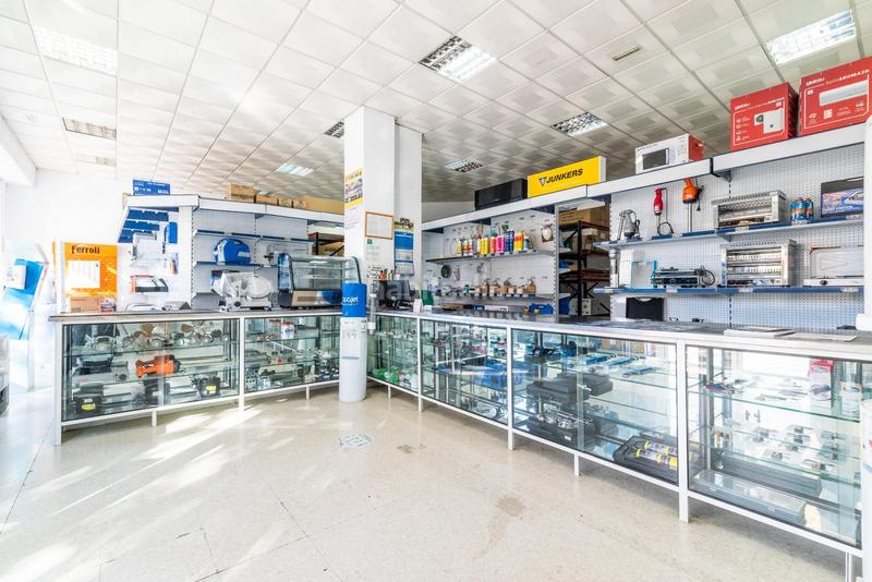 Foto 0f6711e0-8506-4ec8-ab5d-0357d0f0d79d. Local commercial dans calle pdta francisco javier cob 18 dans Granada