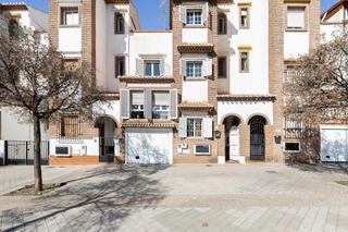 Maison jumelée à Calle torre de la polvora 65. Espectacular casa adosada junto al centro comercial serrallo