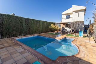 Chalet à Arenas del Rey. Villa independiente con piscina privada a poca distancia del pan