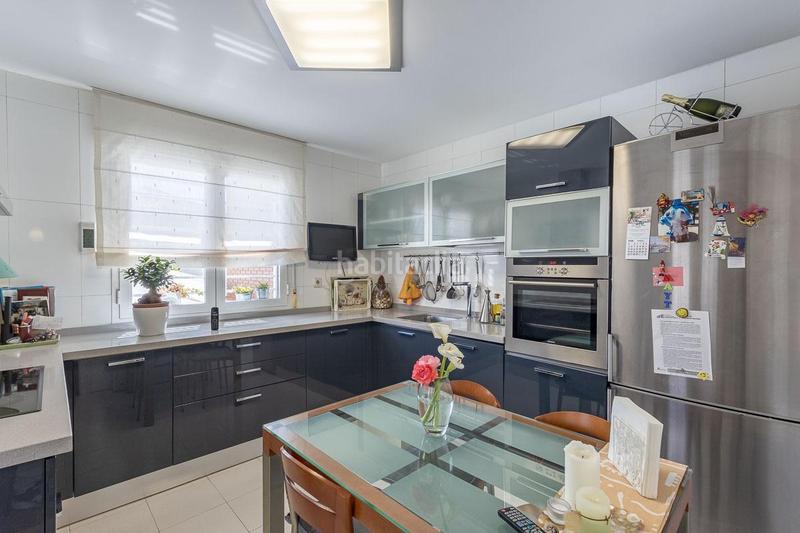 Foto 09f23250-2676-4d35-a863-7dd135420add. Casa aparellada amb calefacció aparcament piscina a Granada