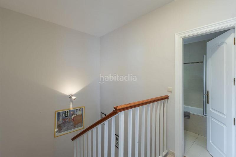 Foto fc8f6c00-7a48-4c88-9777-d3bd12e79fca. Casa aparellada amb calefacció aparcament piscina a Granada