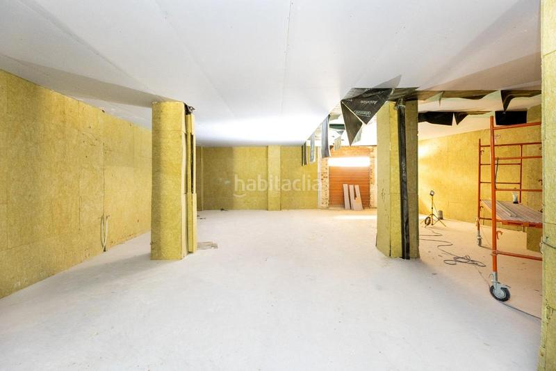Foto 4c68d3fa-0f19-4fc4-8083-49c418a387b7. Alquiler local comercial maginifico local en plaza gran capitan en Granada