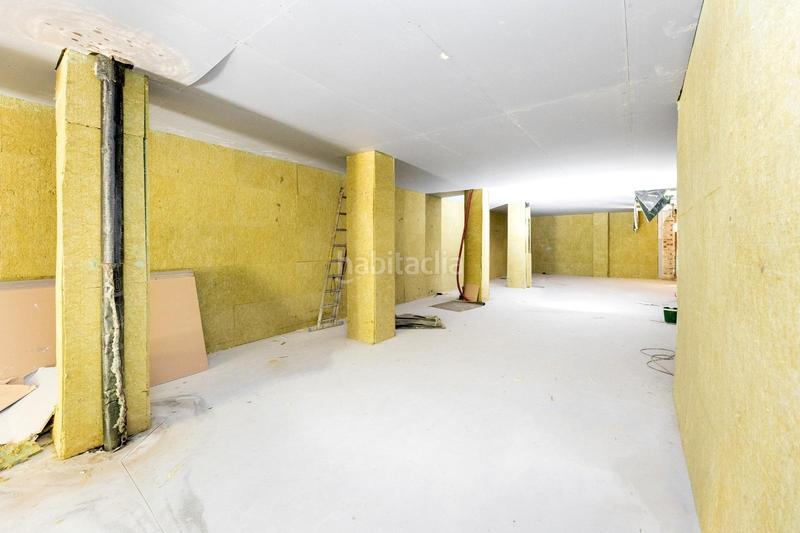 Foto b0571f51-bc92-456e-891e-97c0573d6ea8. Alquiler local comercial maginifico local en plaza gran capitan en Granada