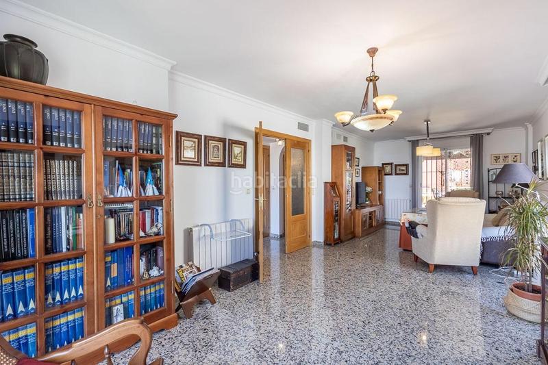 Foto 235cb851-cc74-47bd-b74e-ad2401dfb6f7. Casa adosada chalet familiar con jardin, piscina privada y vistas a granada en pleno centro de la zubia en Zubia (La)