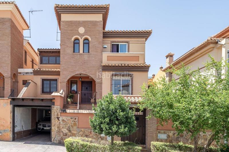 Foto 2cc5f07c-85ec-4ea0-b7e5-169952224522. Casa adosada chalet familiar con jardin, piscina privada y vistas a granada en pleno centro de la zubia en Zubia (La)