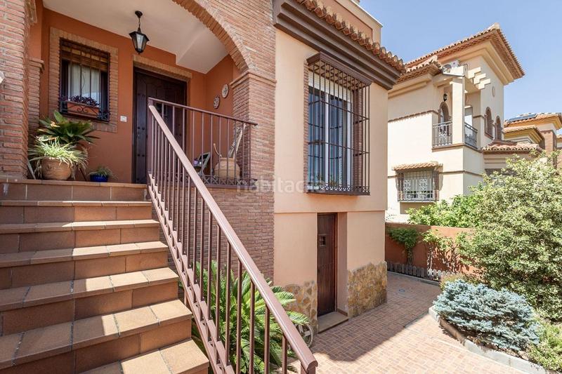 Foto 444d07fd-b57a-4380-9ceb-f1cd3ae144f0. Casa adosada chalet familiar con jardin, piscina privada y vistas a granada en pleno centro de la zubia en Zubia (La)