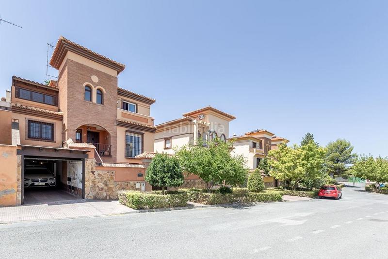 Foto a180511d-8540-4fcf-b3f2-626b86b46fcc. Casa adosada chalet familiar con jardin, piscina privada y vistas a granada en pleno centro de la zubia en Zubia (La)