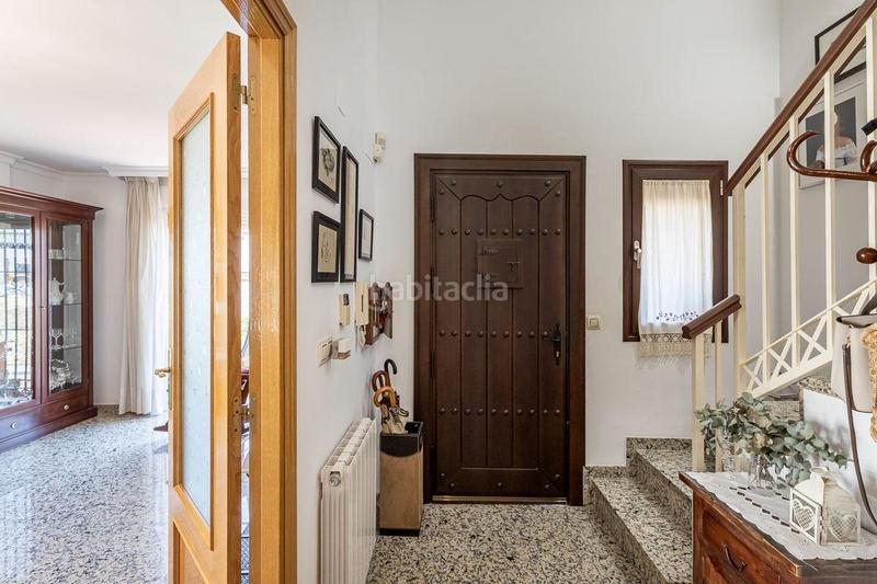 Foto d9fbb821-9a10-415a-930b-bf86b148b54b. Casa adosada chalet familiar con jardin, piscina privada y vistas a granada en pleno centro de la zubia en Zubia (La)