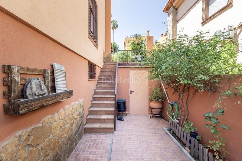 Foto edb45501-b725-4289-bfab-f88c267cbc3b. Casa adosada chalet familiar con jardin, piscina privada y vistas a granada en pleno centro de la zubia en Zubia (La)