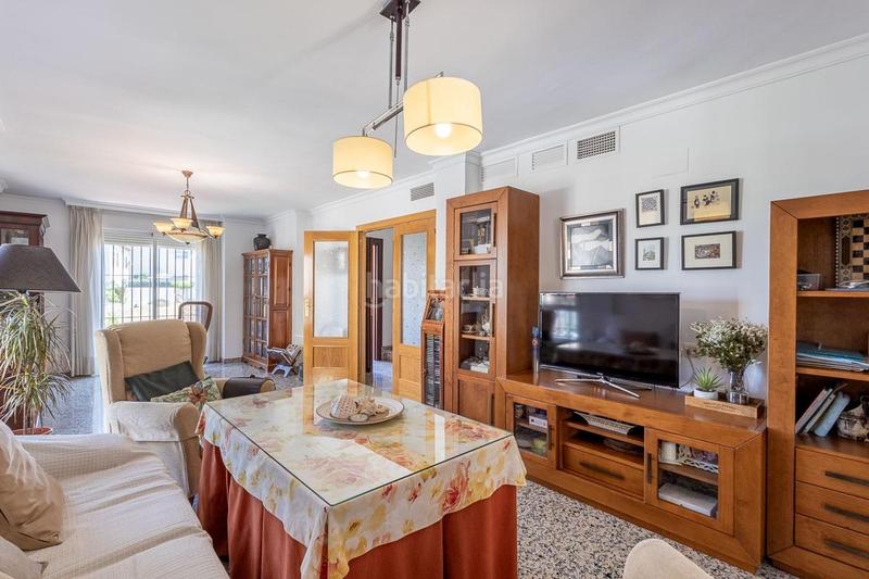 Foto f6b7b867-3420-45c5-85ba-82c6f2273f8b. Casa adosada chalet familiar con jardin, piscina privada y vistas a granada en pleno centro de la zubia en Zubia (La)
