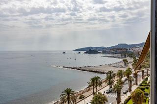 Appartement à Paseo de la reina sofía 11. Apartamento de 4 dormitorios en primerísima línea de playa