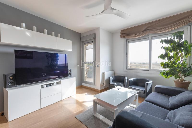 Foto f3bf4fcb-b15f-4f78-a478-b7a997a90349. Piso fantástica vivienda con terraza junto al gimnasio we! en Granada