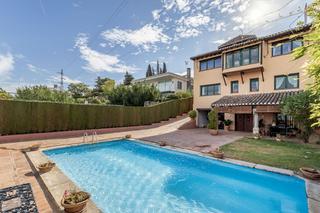 Xalet a Barrio de la Vega. Gran casa con piscina en colinas bermejas, monachil