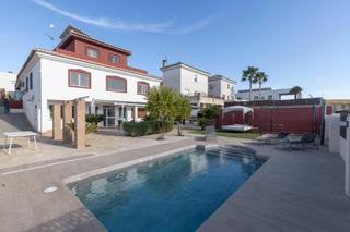 Chalet à Urbanizaciones. Exclusiva villa con energía solar, apartamentos turísticos y pis