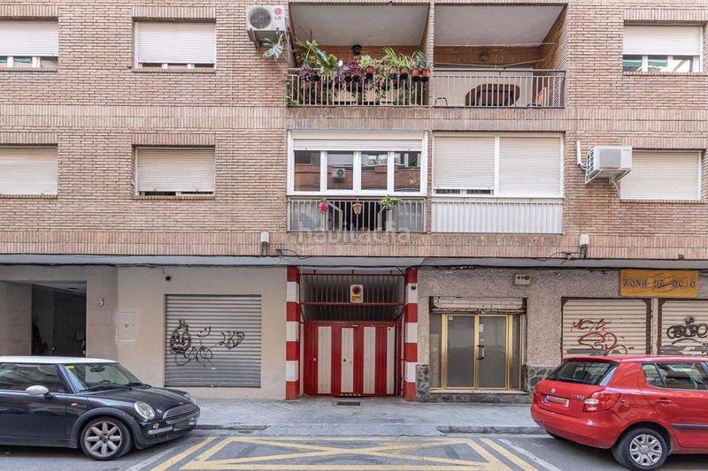 Foto 0a84a00d-a71f-4f8e-8dfc-a1ce503ddd60. Parking voiture dans Camino de Ronda Granada