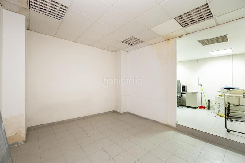Foto f8b39a41-d051-49cb-99af-f5d3697f15de. Local comercial en calle calle ángel barrios 5 en Granada