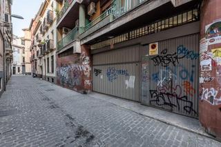 Aparcament cotxe a Fígares. Plazas de garaje junto a recogidas