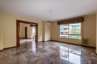 Miete Etagenwohnung in Plaza de Toros. Gran piso de dos dormitorios en zona constitucion