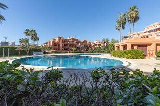 Pis a Calle rector juan de dios lópez 5. Pisazo en urbanización albatros de playa granada con terraza de