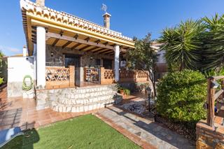 Xalet  Calle calle de josé saramago, 1. Casa rústica con piscina y vistas a la sierra, cerca de la costa