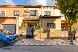 Casa adosada en Jun. Excelente casa adosada en jun con 5 dormitorios y 3 baños