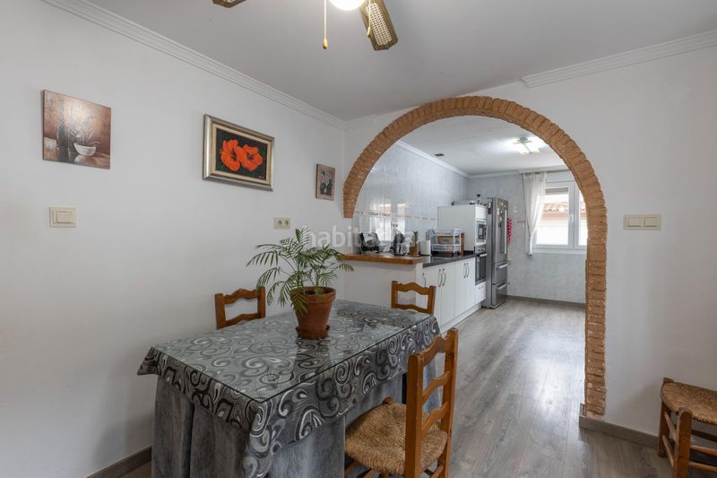 Foto bb5f7383-2530-4259-be78-aa30b495bb6f. Casa adosada magnifica unifamiliar adosada de 4 plantas en loma linda con piscina comunitaria en Ogíjares