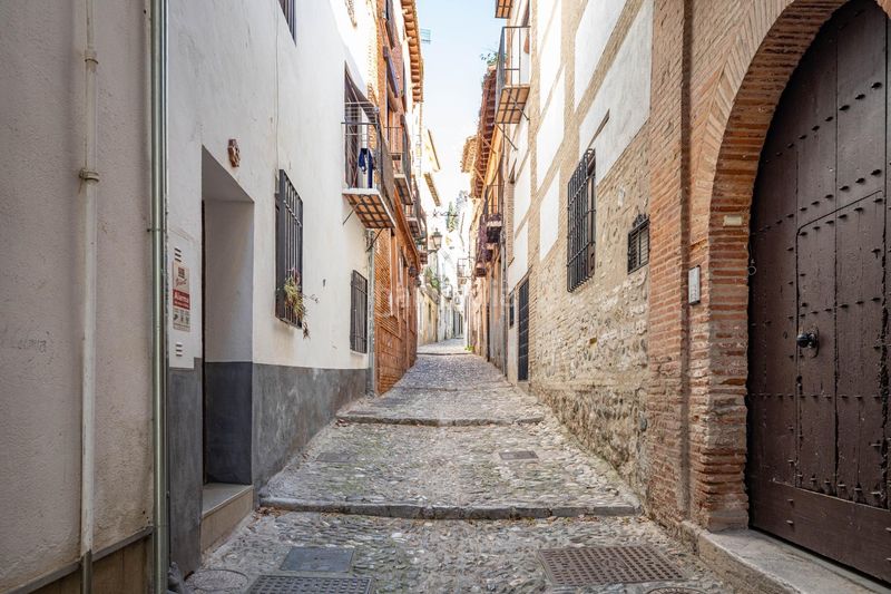 Foto 0c370620-3325-4780-95d2-257c9d37e3f9. Edificio en calle calle gumiel de san pedro 4 edificio morisco del siglo xvi en el paseo de los tristes con vistas a la alhambra en Granada
