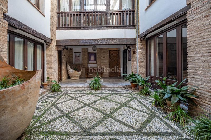 Foto 1cf0532a-60cc-41c4-a97e-a8dc54a57770. Edificio en calle calle gumiel de san pedro 4 edificio morisco del siglo xvi en el paseo de los tristes con vistas a la alhambra en Granada
