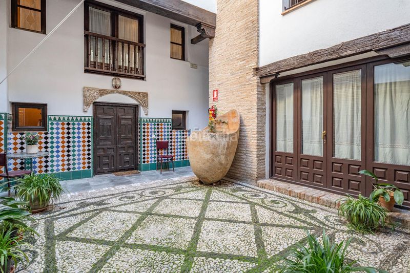 Foto 5a4e8e1f-9119-48a8-a33d-97bb6c2c5435. Edificio en calle calle gumiel de san pedro 4 edificio morisco del siglo xvi en el paseo de los tristes con vistas a la alhambra en Granada